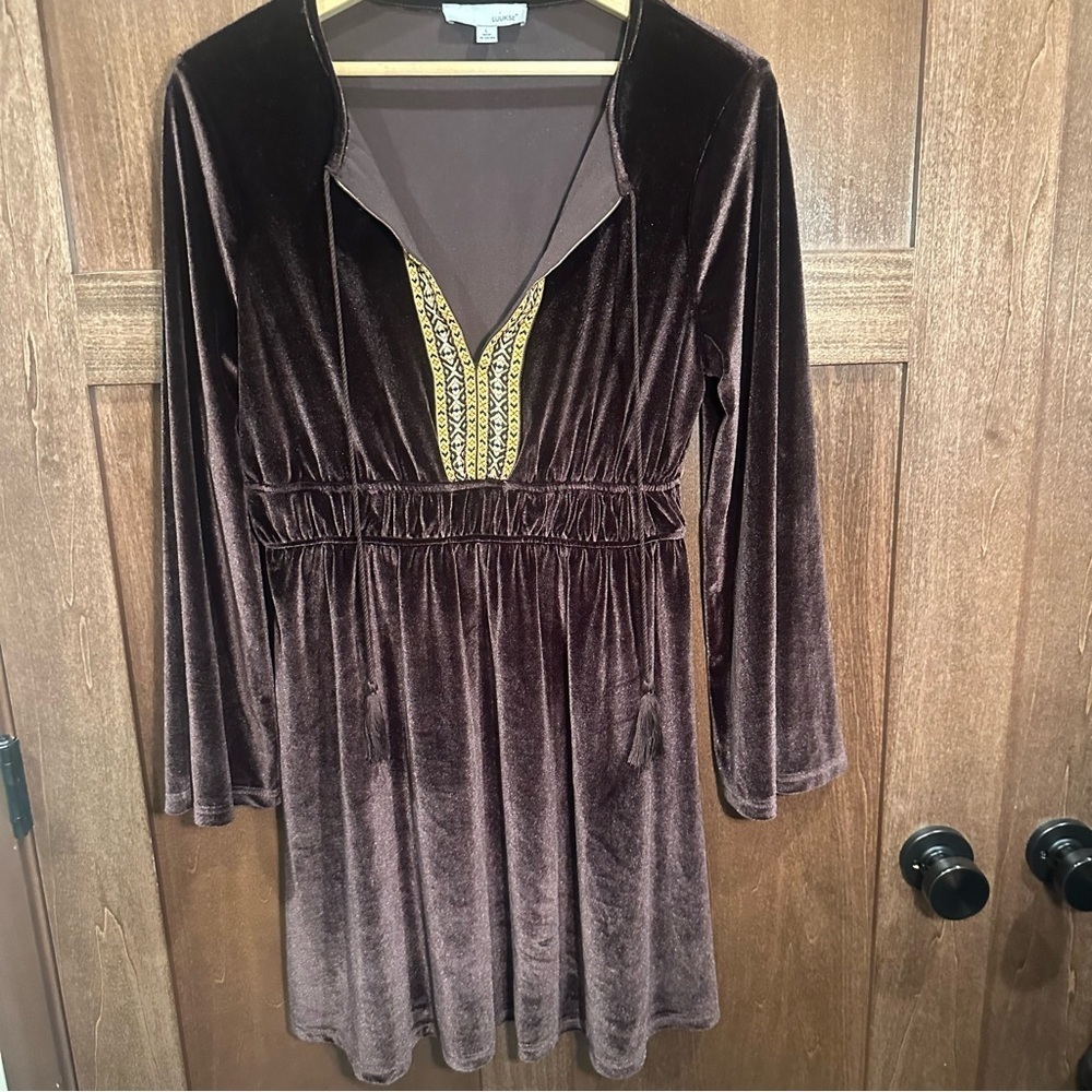 Elegant Velvet Midi Dress in Rich Brown